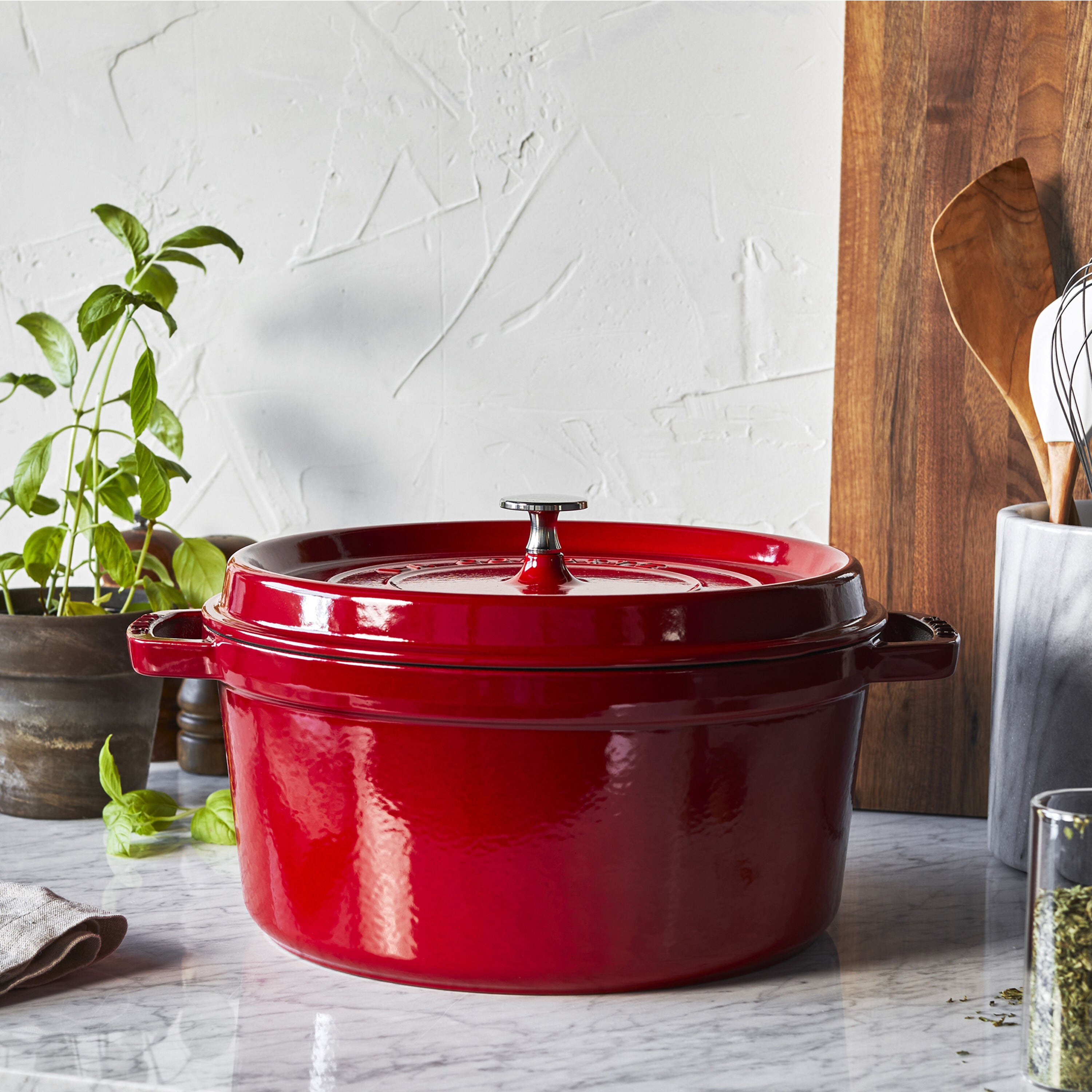 Staub La Cocotte 24 cm Cherry litoželezna kozica s pokrovom