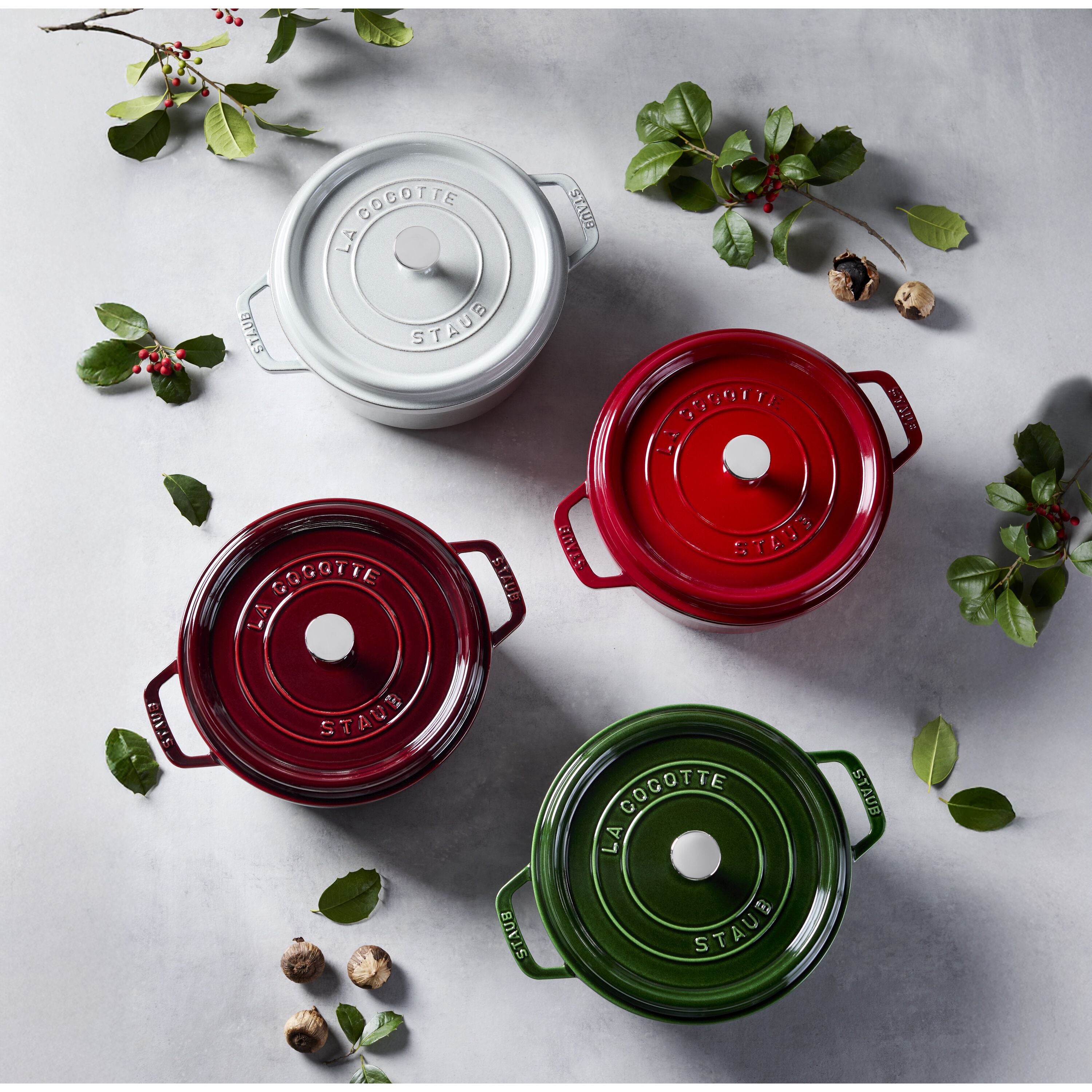 Staub La Cocotte 24 cm Cherry litoželezna kozica s pokrovom