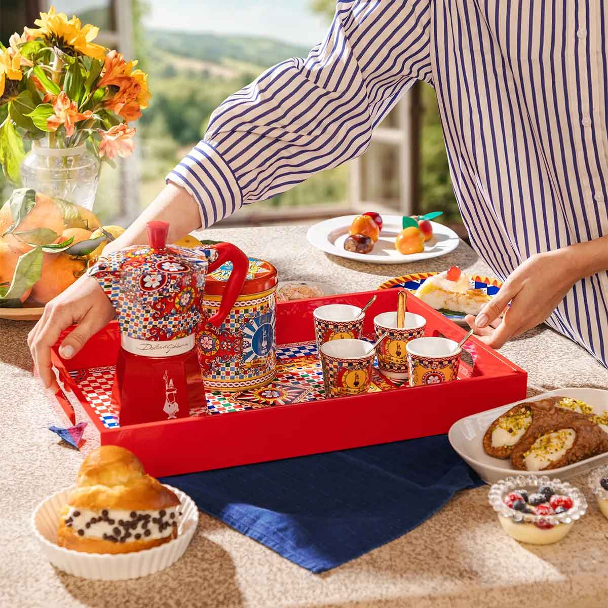 Bialetti Dolce & Gabbana Box Set Moka Express Carretto Siciliano za 2 šoljice, 2 porcelanske šoljice i 2 zlatne kašičice.