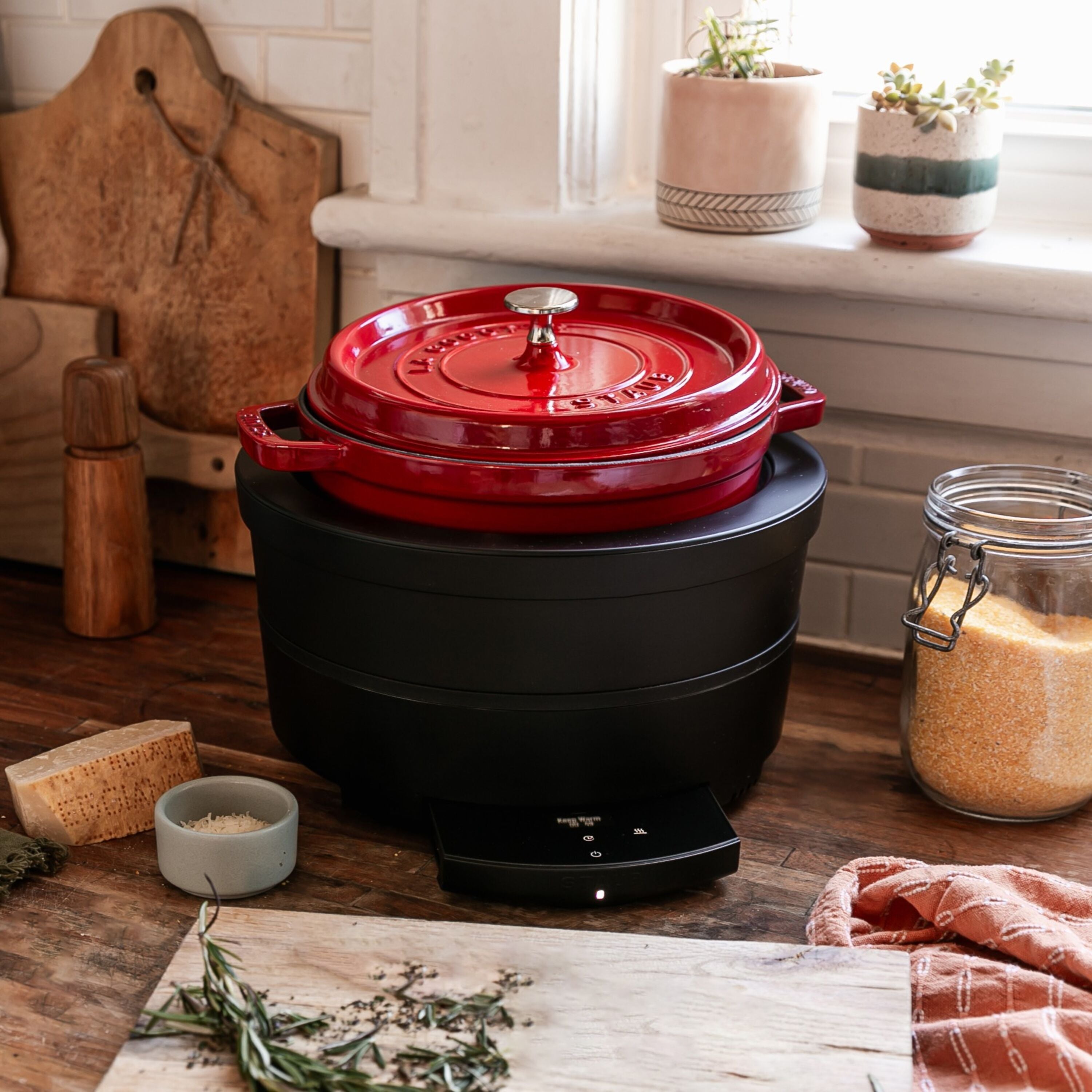 Staub La Cocotte 24 cm Cherry litoželezna kozica s pokrovom